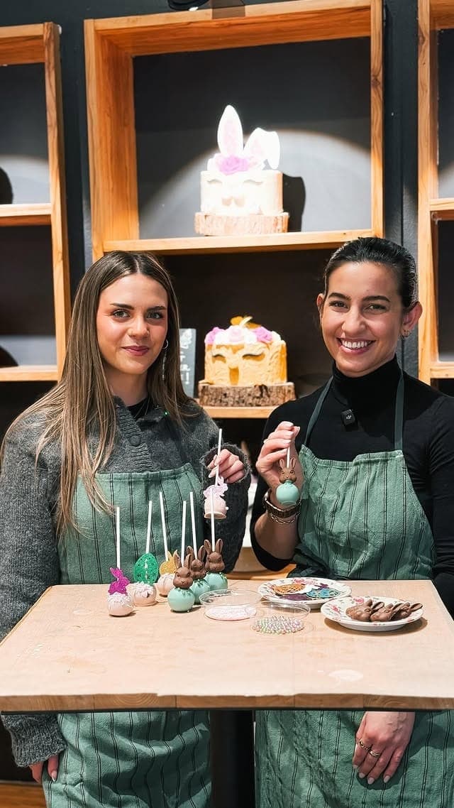 Das CappuCone Team beim Verzieren von Cakepops in der Werkstatt